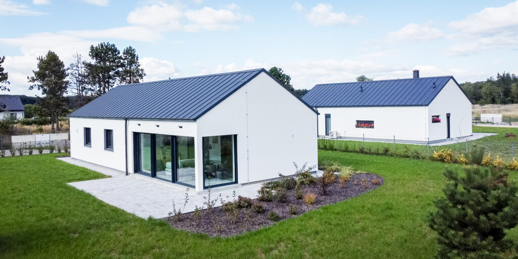 Moderní rodinný dům se sedlovou střechou, velkými okny a zahradou v klidné rezidenční lokalitě