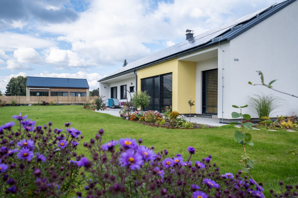 Moderní rodinný dům v projektu Domy Mcely se zahradou a terasou