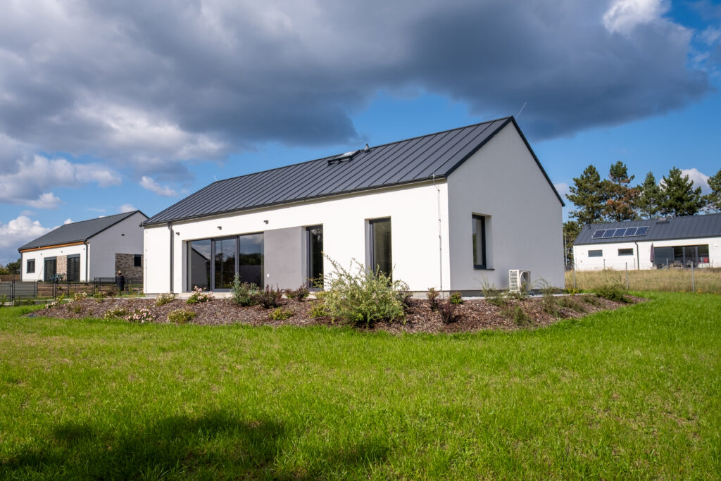 Moderní rodinná novostavba se zahradou a bazénem v Mcelích