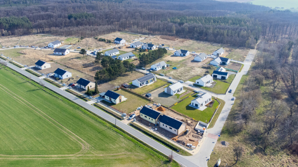 Letecký pohled na rodinné domy v klidné lokalitě Mcely s menší hustotou zástavby