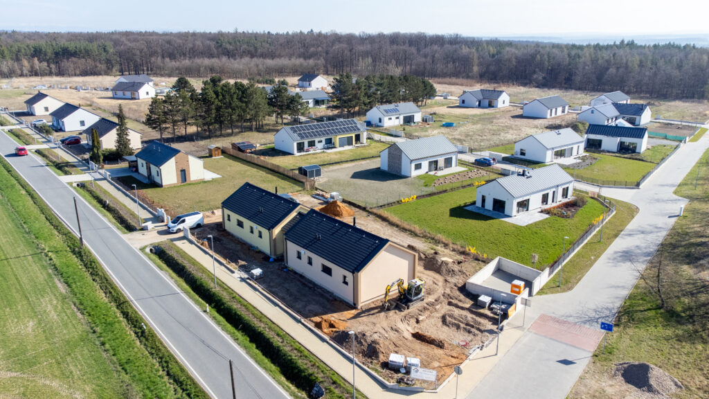 Letecký pohled na rodinné novostavby v projektu Domy Mcely ve Středočeském kraji