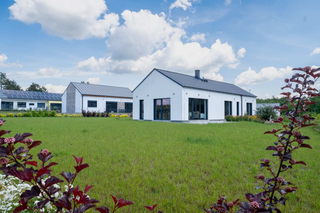 Moderní přízemní bungalov s prostorným pozemkem a zahradou