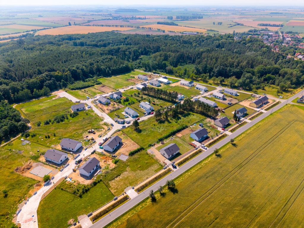 Letecký pohled na rezidenční zástavbu rodinných domů Mcely ve Středočeském kraji